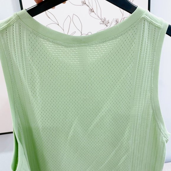 98% NEW SIZE 6 TANK TOP LULULEMON - Picture 6 of 10